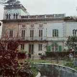 Foto 5. Il prospetto di colore chiaro � sobrio e compatto, costellato da numerose persiane verdi. E� impreziosito da alcuni motivi classicheggianti in rilievo sul piano superiore alternati a lenese di ordine dorico e all�altezza del terrazzo da due bifore neogotiche (foto tratta dal libro �Ville e giardini a Bari fra l�800 e il 900� di Michela Tocci e Giuseppe Romanelli)